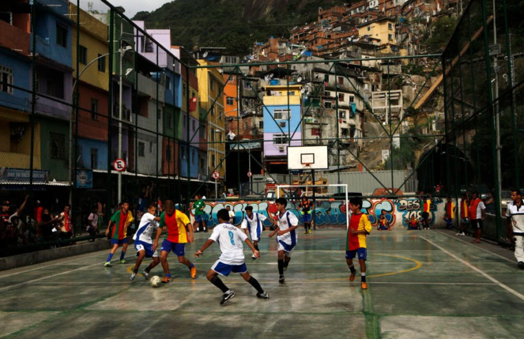 Além dos Gramados: A Complexa Teia da Cultura do Futebol nas Comunidades Cariocas