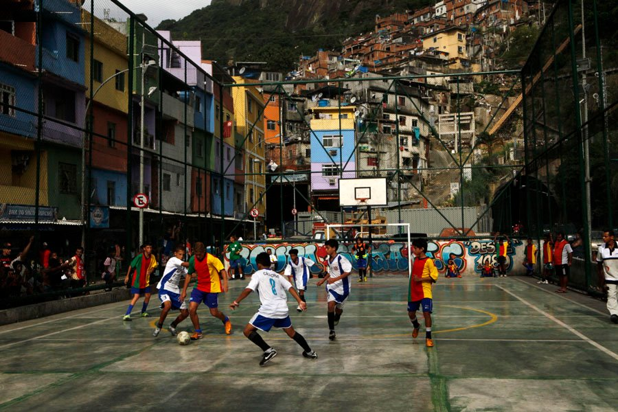 Além dos Gramados: A Complexa Teia da Cultura do Futebol nas Comunidades Cariocas