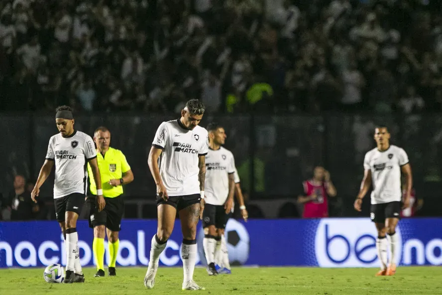 A Busca do Botafogo por um Zagueiro