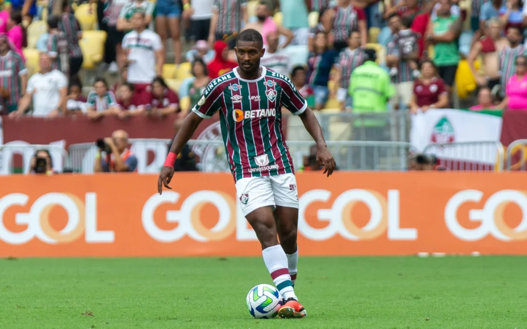 Busca do Fluminense por um Novo Zagueiro