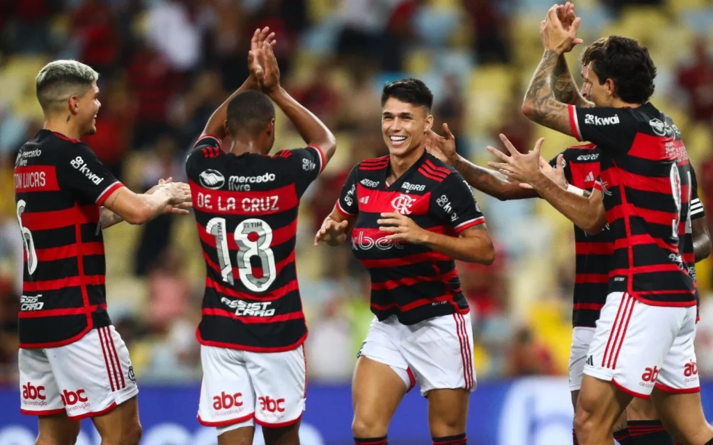 Flamengo volta a liderar o Brasileirão